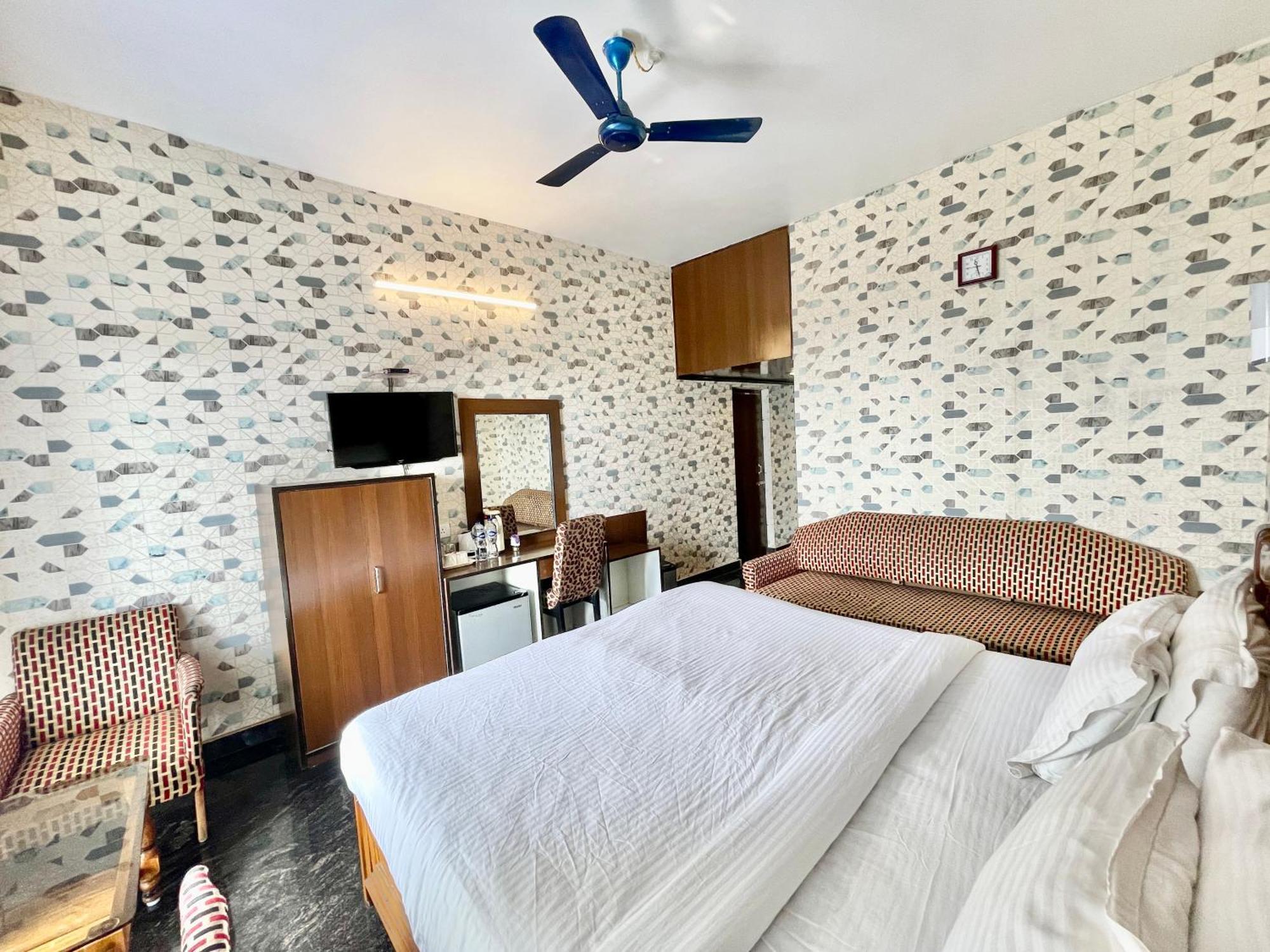 Hotel V-I Near Sea , Puri Private-Park -Gym-Spa Fully-Airconditioned-Hotel Lift-And-Parking-Facilities Breakfast-Included Dış mekan fotoğraf