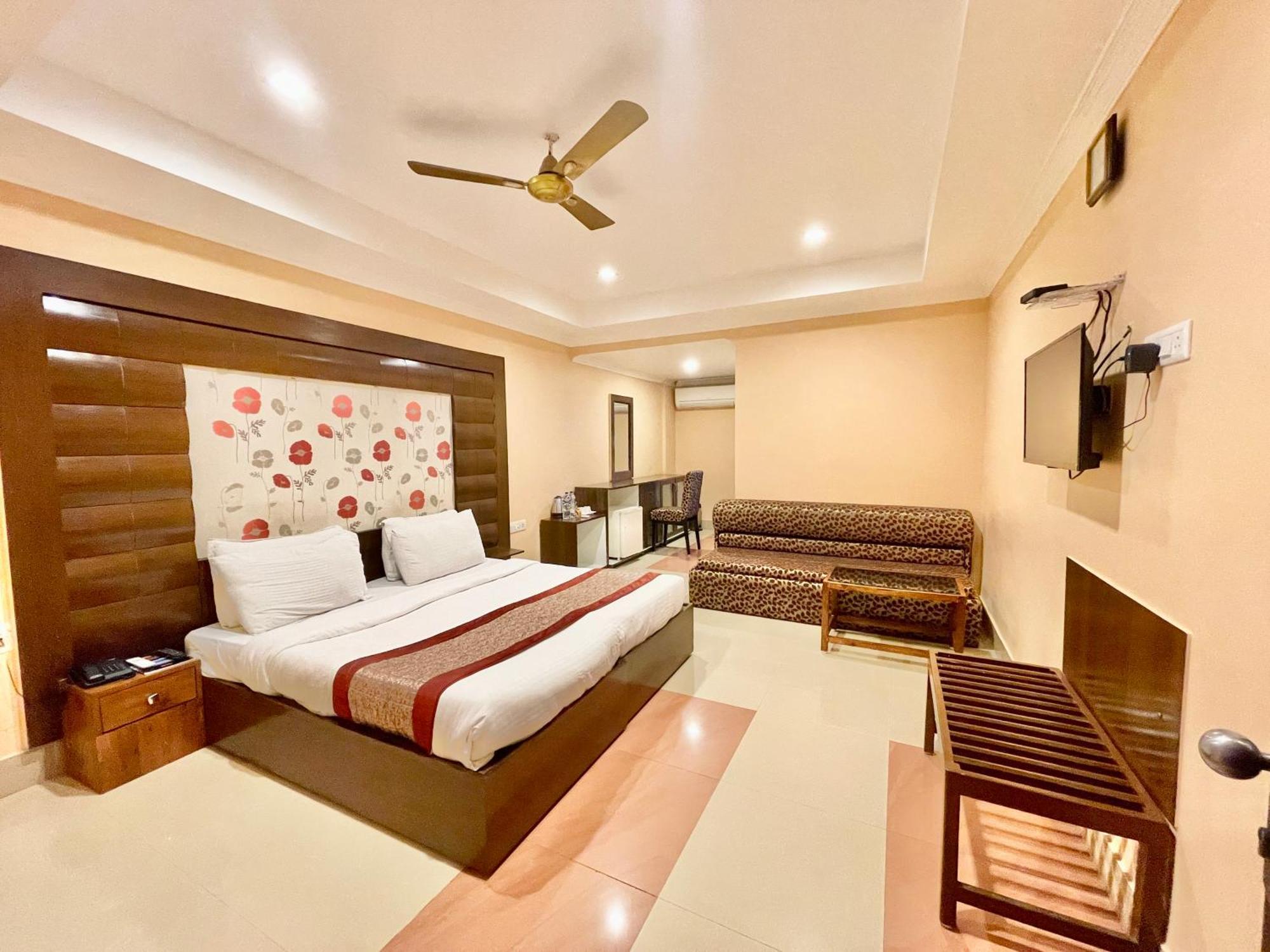 Hotel V-I Near Sea , Puri Private-Park -Gym-Spa Fully-Airconditioned-Hotel Lift-And-Parking-Facilities Breakfast-Included Dış mekan fotoğraf