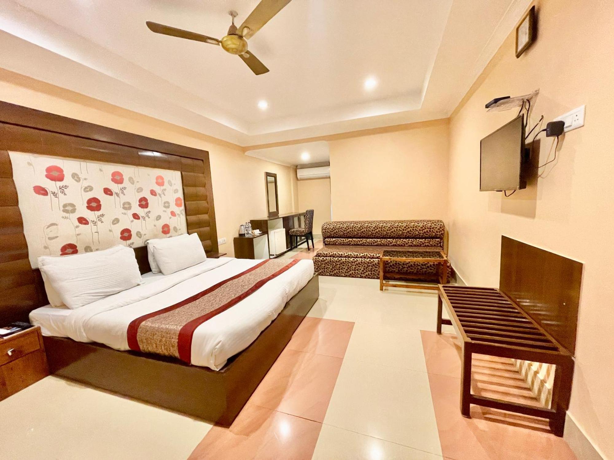 Hotel V-I Near Sea , Puri Private-Park -Gym-Spa Fully-Airconditioned-Hotel Lift-And-Parking-Facilities Breakfast-Included Dış mekan fotoğraf