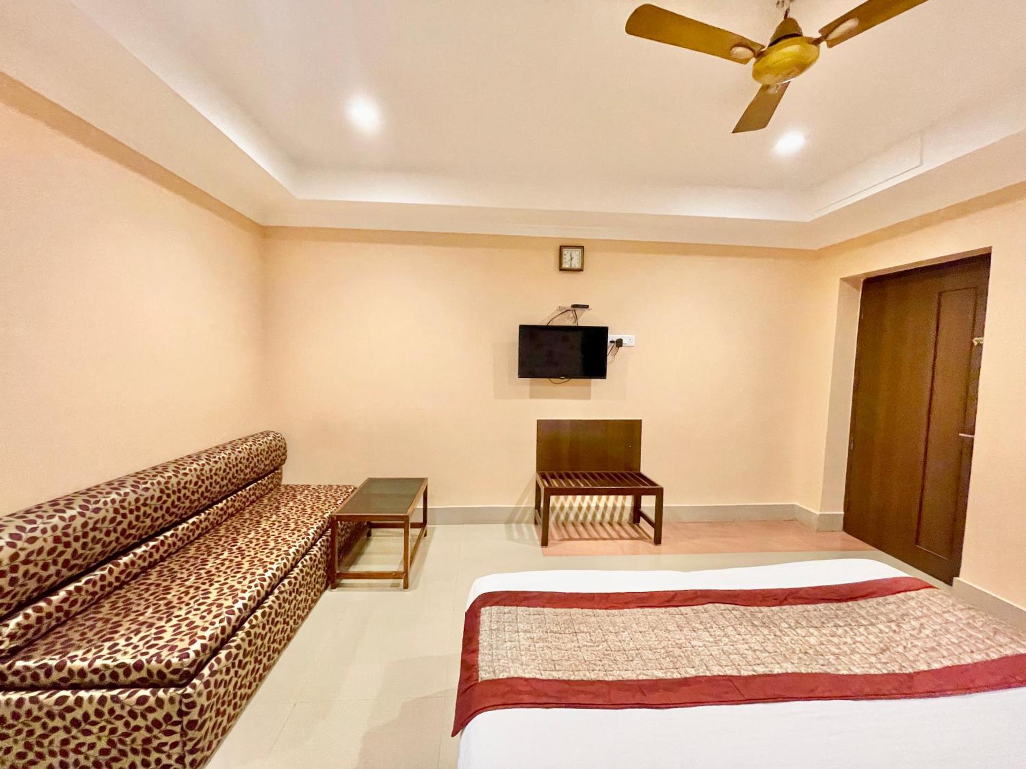 Hotel V-I Near Sea , Puri Private-Park -Gym-Spa Fully-Airconditioned-Hotel Lift-And-Parking-Facilities Breakfast-Included Dış mekan fotoğraf