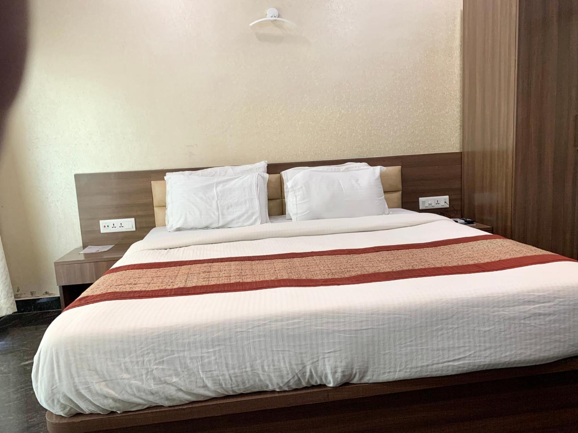 Hotel V-I Near Sea , Puri Private-Park -Gym-Spa Fully-Airconditioned-Hotel Lift-And-Parking-Facilities Breakfast-Included Dış mekan fotoğraf